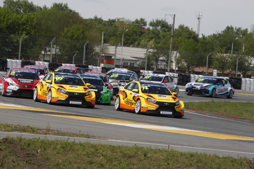 Спортивная LADA Vesta успешно дебютировала в Российской серии кольцевых гонок